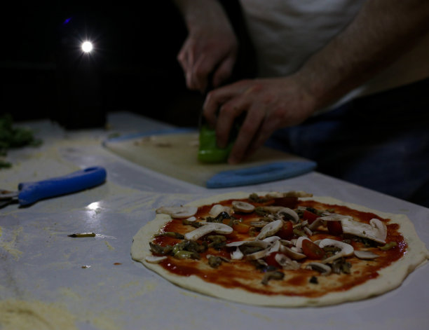 在意大利餐厅制作披萨库存照片图片下载