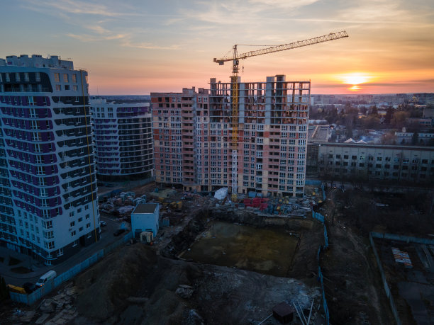公寓建筑工地吊车鸟瞰图图片下载
