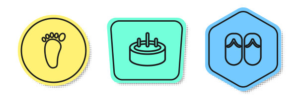 配有梯架的足底按摩游泳池图片下载