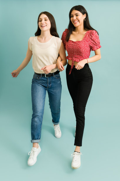 全身长度的混血儿最好的朋友行走图片下载