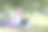 震惊的脸表情的年轻女子在休闲红色格子衬衫谁坐在红色格子野餐毯子，而工作在笔记本电脑在公园外面图片下载