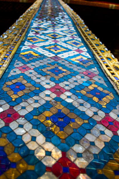 传统泰国镜瓦风格图案装饰于寺庙，古泰国瓷砖艺术。曼谷,泰国。背景的概念。艺术的概念。体系结构的概念。有选择性的重点。图片下载