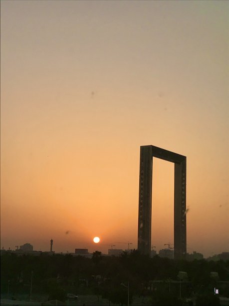 日出时分的迪拜相框图片下载