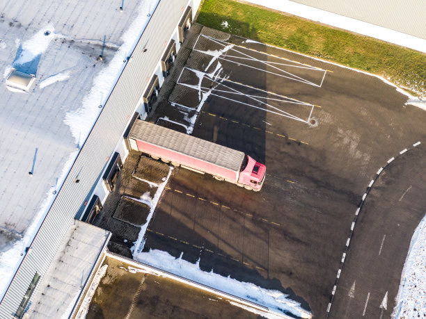货物仓库鸟瞰图。物流中心位于工业城区上空。物流中心卡车装车鸟瞰图。从无人机。图片下载