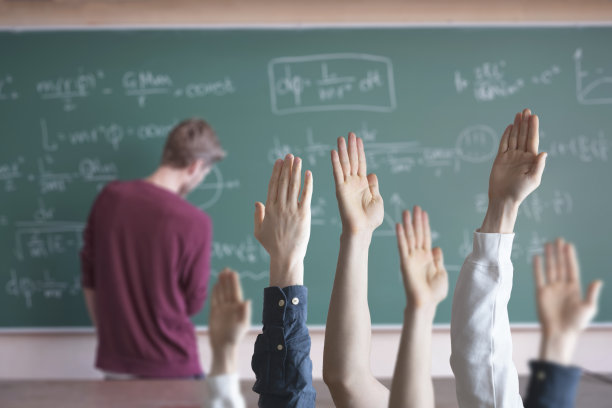 学生在学校与养handsÐ±课堂一起学习图片下载