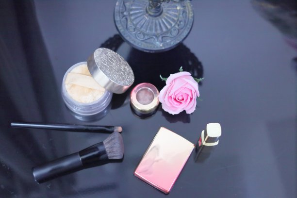 桌上的化妆品，古董镜子，玫瑰和常春藤图片下载