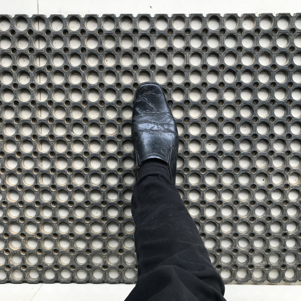 一只黑色皮鞋和一个擦鞋垫图片下载