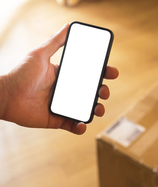 网上送货服务的模型屏幕，接收包裹采用智能手机的概念，包裹盒子的背景，空白白色屏幕与复制空间照片图片下载