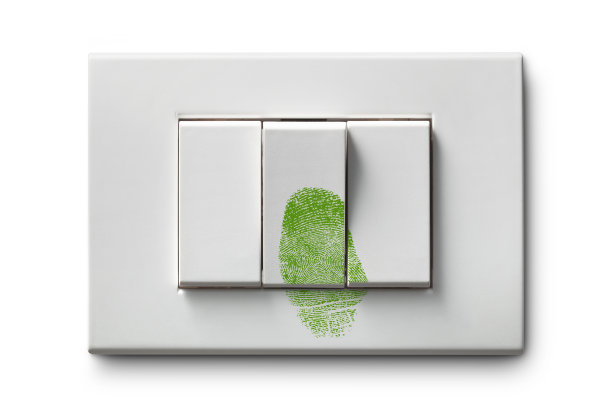 节能。带有绿色指纹的灯开关。图片下载
