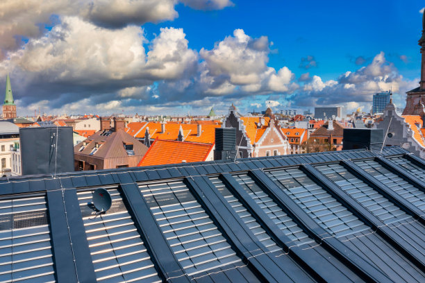 美丽的里加老城鸟瞰图，圣彼得大教堂在中心和史诗般的日落天空。图片下载