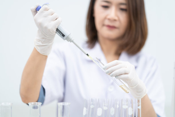 女研究员，女医生，女科学家，女实验室助理在现代实验室里用塑料医用管进行研究、检查科学实验的年轻女性研究员、医生、科学家或实验室助理教育库存图片图片下载