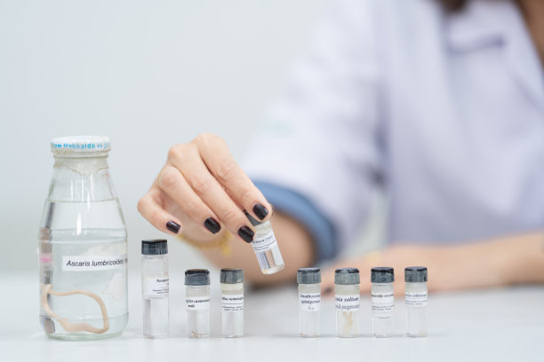 女研究员，女医生，女科学家，女实验室助理在现代实验室里用塑料医用管进行研究、检查科学实验的年轻女性研究员、医生、科学家或实验室助理教育库存图片图片下载