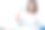 女研究员，女医生，女科学家，女实验室助理在现代实验室里用塑料医用管进行研究、检查科学实验的年轻女性研究员、医生、科学家或实验室助理教育库存图片图片下载