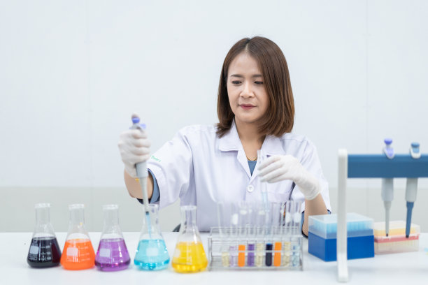 女研究员，女医生，女科学家，女实验室助理在现代实验室里用塑料医用管进行研究、检查科学实验的年轻女性研究员、医生、科学家或实验室助理教育库存图片图片下载