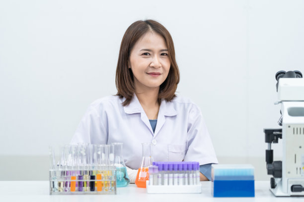 女研究员，女医生，女科学家，女实验室助理在现代实验室里用塑料医用管进行研究、检查科学实验的年轻女性研究员、医生、科学家或实验室助理教育库存图片图片下载