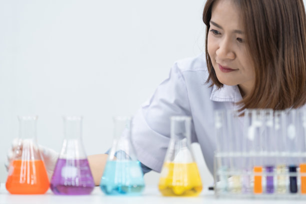 女研究员，女医生，女科学家，女实验室助理在现代实验室里用塑料医用管进行研究、检查科学实验的年轻女性研究员、医生、科学家或实验室助理教育库存图片图片下载