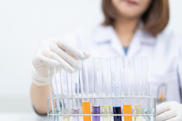 女研究员，女医生，女科学家，女实验室助理在现代实验室里用塑料医用管进行研究、检查科学实验的年轻女性研究员、医生、科学家或实验室助理教育库存图片图片下载