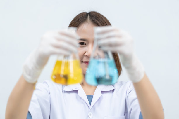 女研究员，女医生，女科学家，女实验室助理在现代实验室里用塑料医用管进行研究、检查科学实验的年轻女性研究员、医生、科学家或实验室助理教育库存图片图片下载