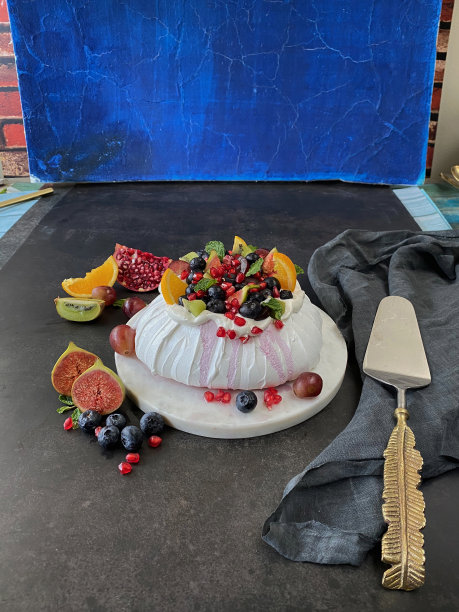 影像美食摄影棚后台的照片拍摄设置，用数码单反相机在室内拍摄酥脆、新鲜的鲜果馅图片下载