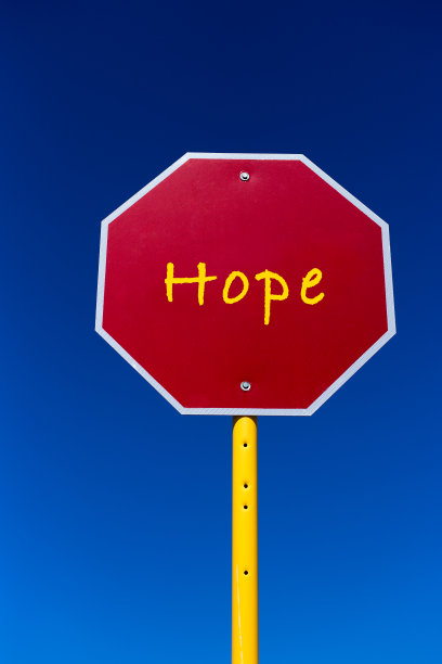 路标上写着“希望”，背景是充满活力的蓝天图片下载