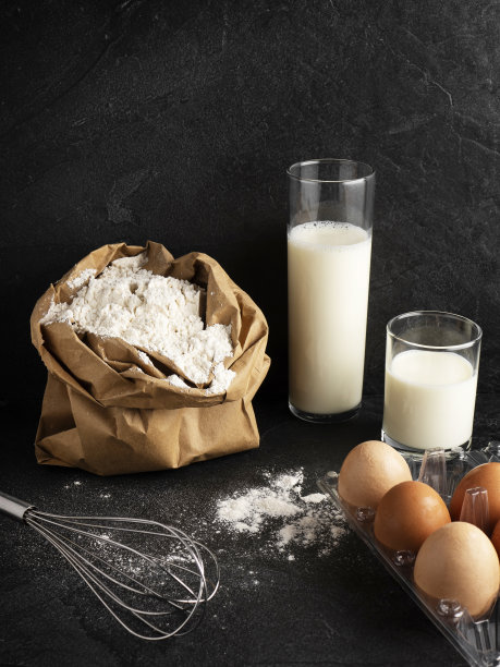 纸袋小麦粉，鸡蛋牛奶面粉，面团制作原料和有空间的器皿，图片下载