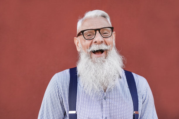 快乐的时尚老人在镜头里笑-快乐的老年人生活理念图片下载