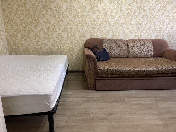 房间里的旧沙发和床图片下载