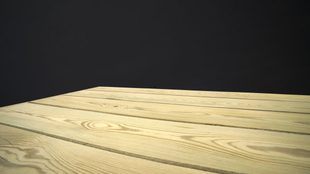 浅色松木桌子角落的视图在黑色的背景图片下载
