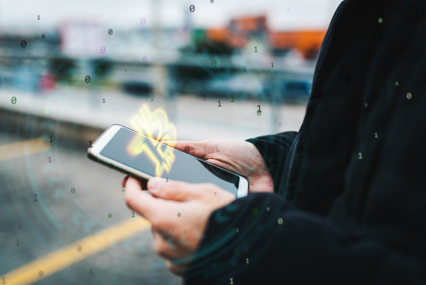 一个不知名的人用他的智能手机交易比特币。比特币/加密货币概念。图片下载