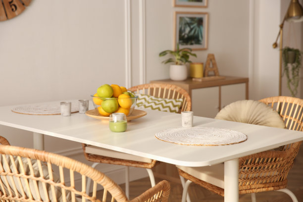 房间里时尚的白色餐桌和柳条椅。室内设计图片下载