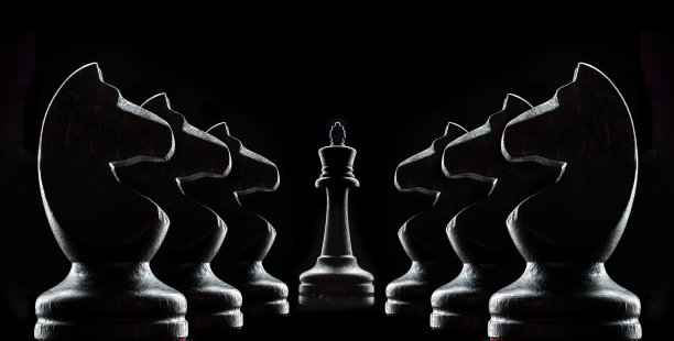 黑色背景上的象棋剪影。图片下载