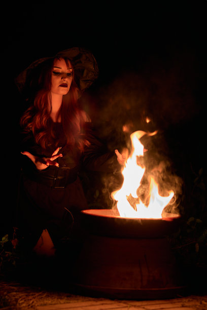 一个女巫制作了一种巨大的火焰药剂图片下载