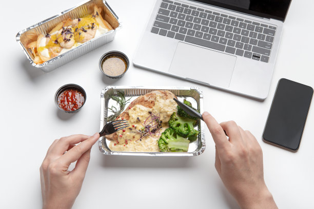 在covid-19期间，现代电子产品、在线订餐和远程工作图片下载