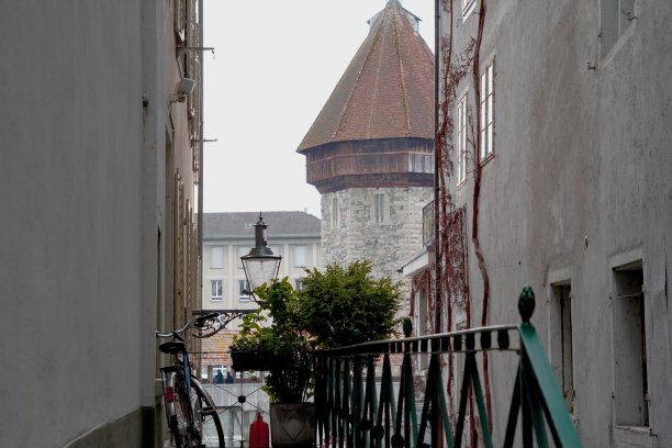 在瑞士卢塞恩市的历史中心，一辆自行车斜靠在老住宅建筑入口处的墙上。图片下载