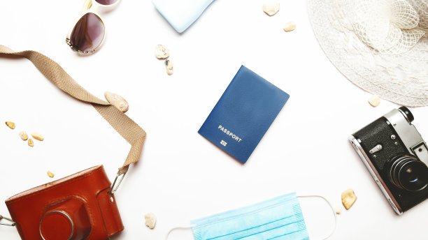 暑假和新常态的概念，顶视旅游物品带防护口罩图片下载