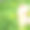 孩子们的脚上画着一幅微笑的绿色草地。有选择性的重点。图片下载
