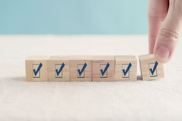 手握木块打勾，良好的反馈评分和积极的客户评论，体验，满意度调查，心理健康评估，核对经营理念图片下载