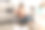 女士拿着纸在家里喝着咖啡看报告图片下载