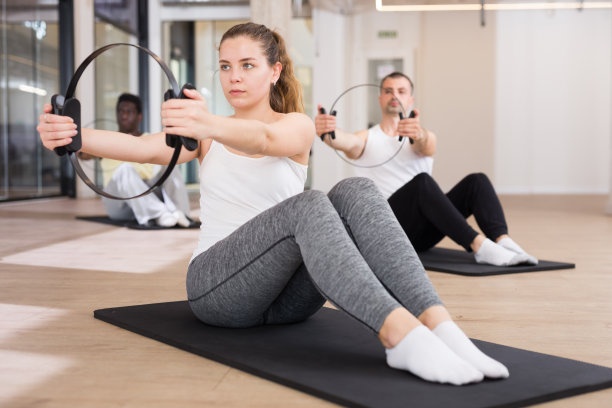 年轻的运动女性练习普拉提圈图片下载