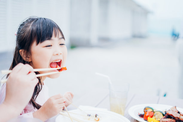 小女孩在外面吃午饭图片下载
