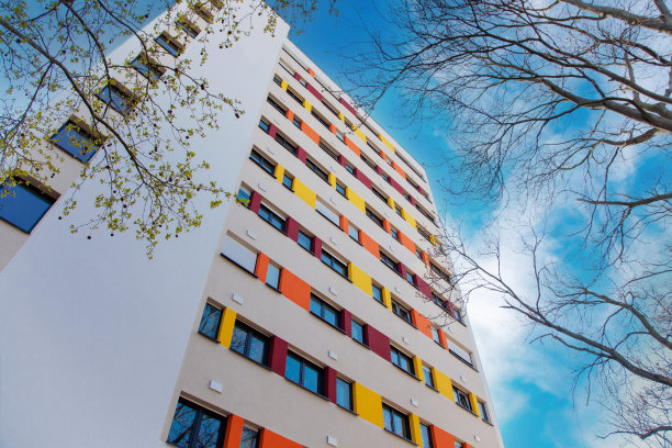 城市公寓的立面。城市公寓。多层住宅建筑的细部立面。公寓，新建筑，住宅楼。图片下载