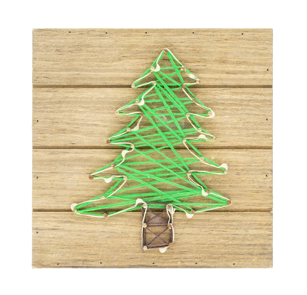 圣诞树由绿色编织在木制的背景图片下载