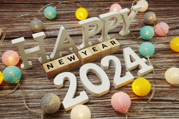 祝你2024年新年快乐字母与LED棉花球在木制背景图片下载