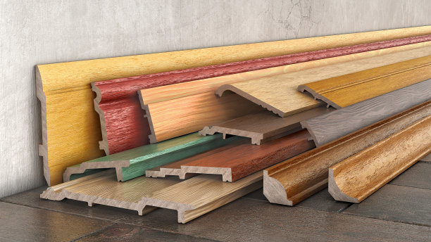 许多不同颜色和变化的踢脚板堆放在墙壁附近，3d插图图片下载