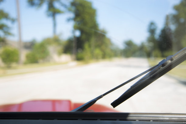 从ATV敞篷车的挡风玻璃上可以看到各种各样的景色。图片下载