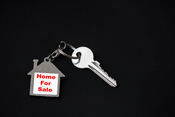 房子钥匙和房子形状的钥匙链图片下载