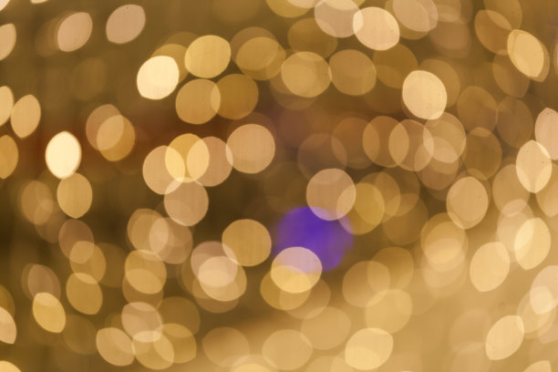 抽象孤立模糊的节日黄色和橙色圣诞灯与散景图片下载