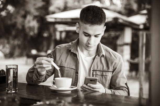 在咖啡里加糖图片下载