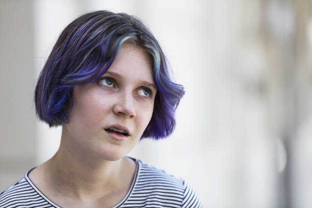 紫色头发的少女图片下载