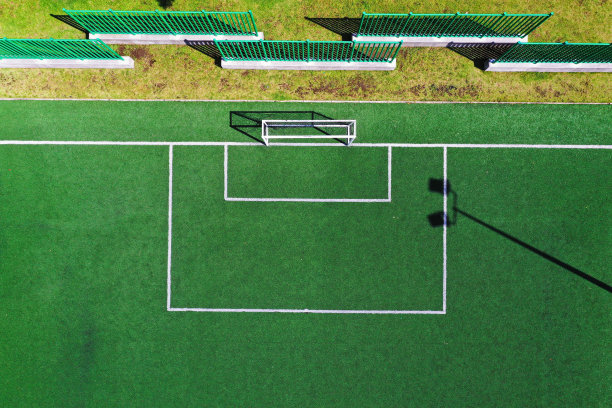 在足球场的目标与明亮的绿色人造草图片下载